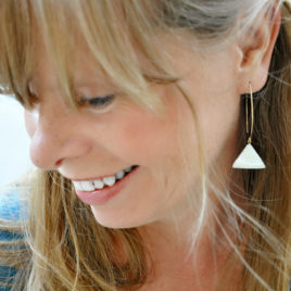 Boucles d’oreille triangle nacre