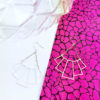 boucles aeriennes plaquees argent présentees sur fond rose stylr art deco ploom bijoux