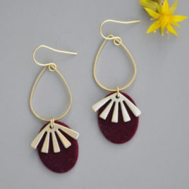 boucles d'oreilles chic et originales en velour carmin modele original Ploom Bijoux createur