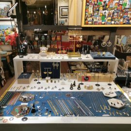 vitrine atelier kats ploom bijoux originaux boucles doreilles paris createur francais