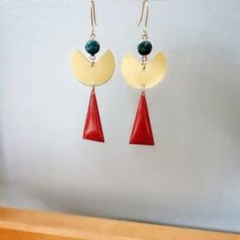 Boucles d'oreilles originales pendantes dorées triangle rouge ploom bijoux createur francais