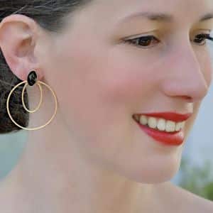 boucles d'oreilles épurées créoles grandes dorées et noires