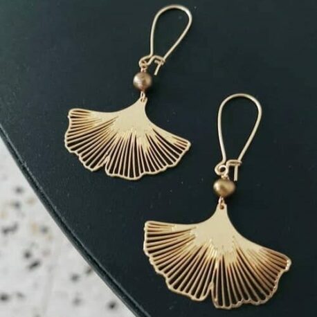 présentation sur fond noir de boucles d'oreilles en forme de Gingko dorées