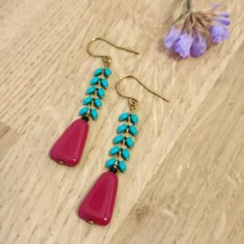 Boucles d'oreilles originales rétro vintage épis turquoise avec au bout une perle trapèze en verre bordeaux