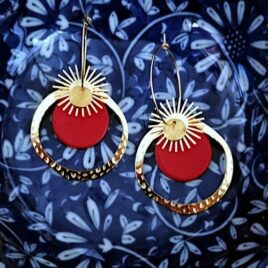 Boucles d'oreilles pendantes créoles femme magnifiques cuir rouge solaires grand cercle rond martelé ploom bijoux créateur paris france