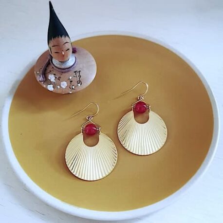 boucles d'oreilles ploom bijoux original élégantes et chic, de forme ronde, grande avec une perle couleur ambre au milieu, dorée à l'or fin